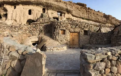 خانه های صخره ای میمند کرمان | تور روستای صخره ای میمند شهربابک 1402