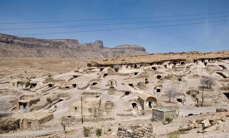 تصویر از خانه های صخره ای میمند کرمان + معرفی کامل، عکس و مسیر دسترسی به روستا